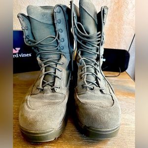 Like new Danner USAF tfx boots in a men’s 11 sage green great boots for all year